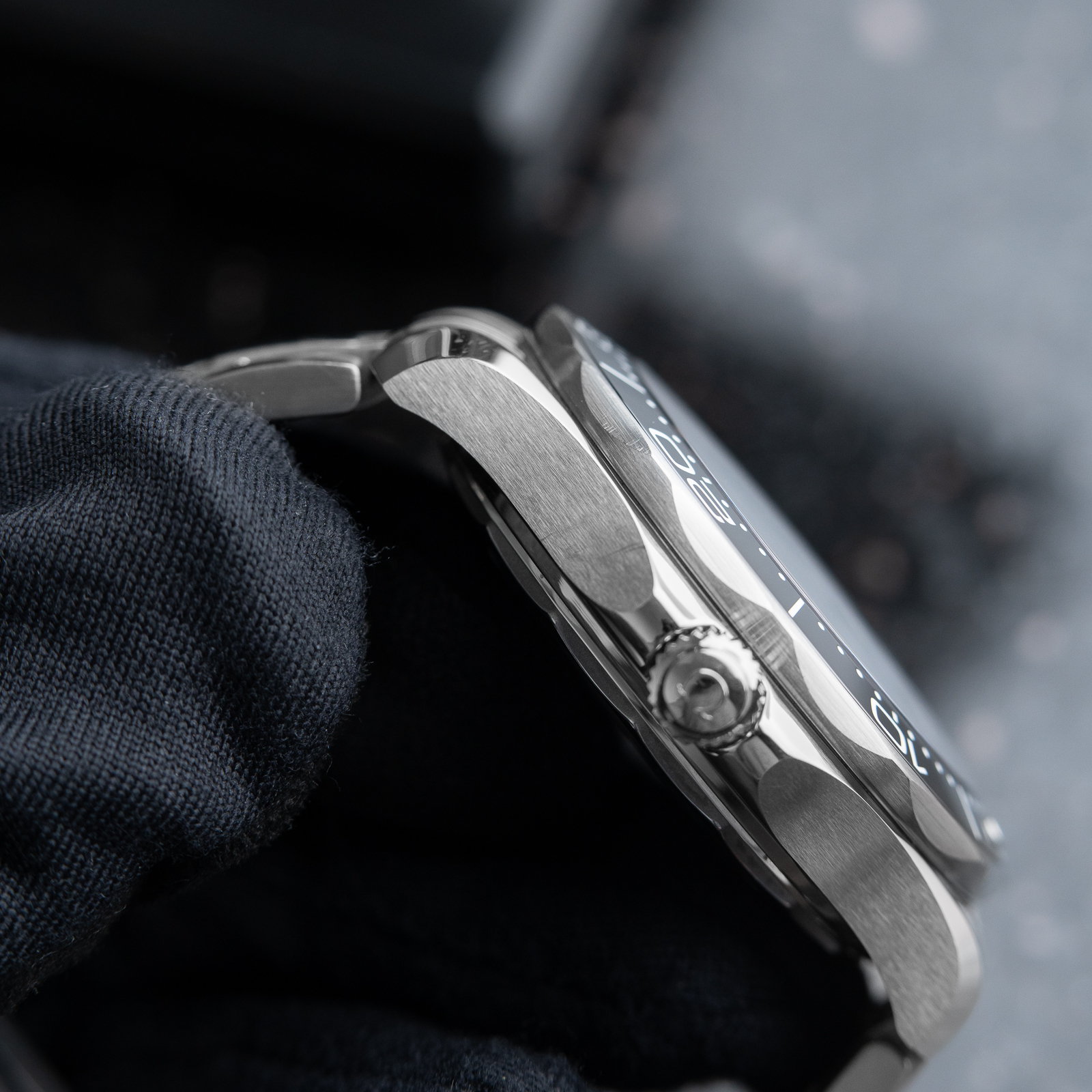 ساعة Omega new metal Watch –  & Transparent Case Back سيلفر ميناء اسود ماكينة سحاب ظهر شفاف