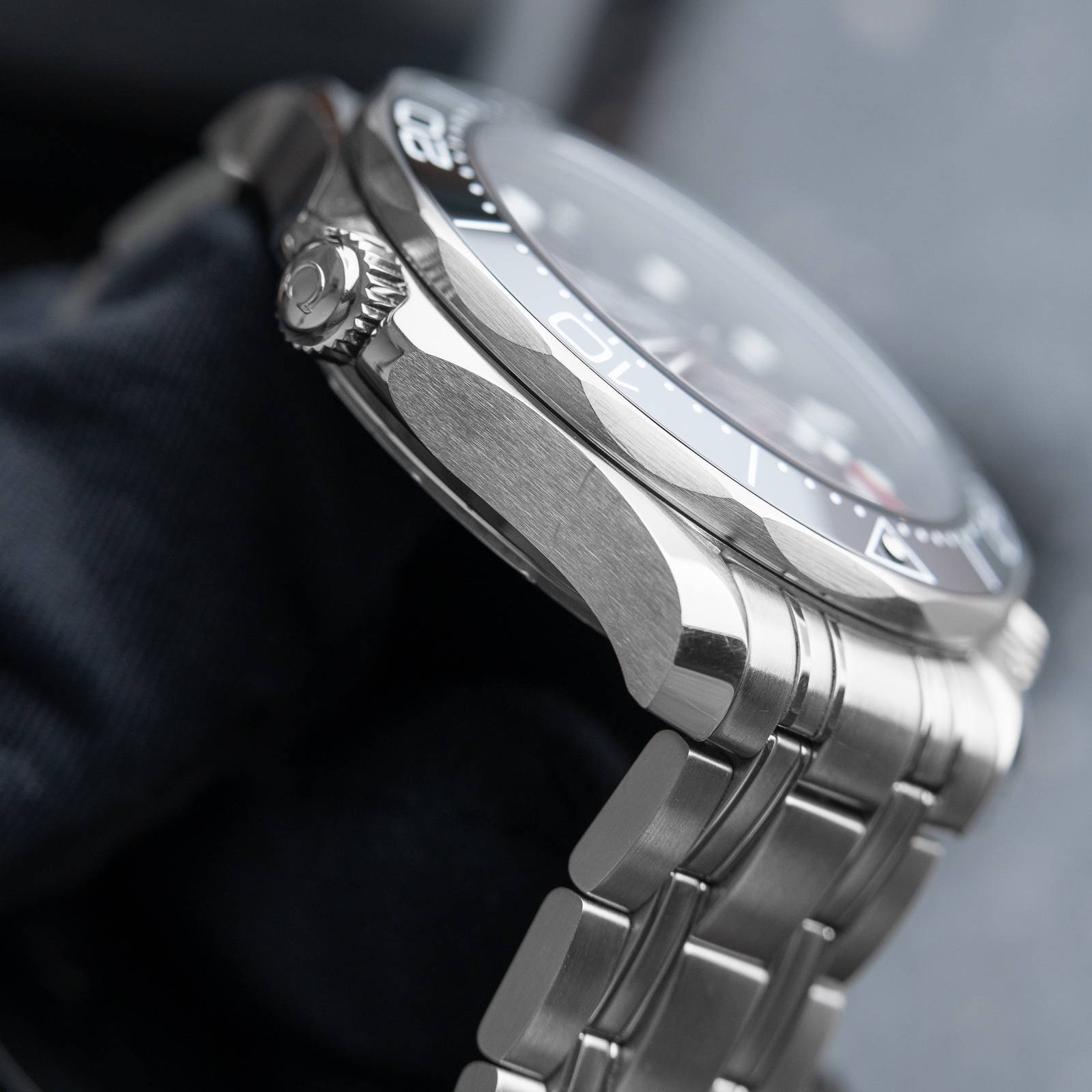 ساعة Omega new metal Watch –  & Transparent Case Back سيلفر ميناء اسود ماكينة سحاب ظهر شفاف