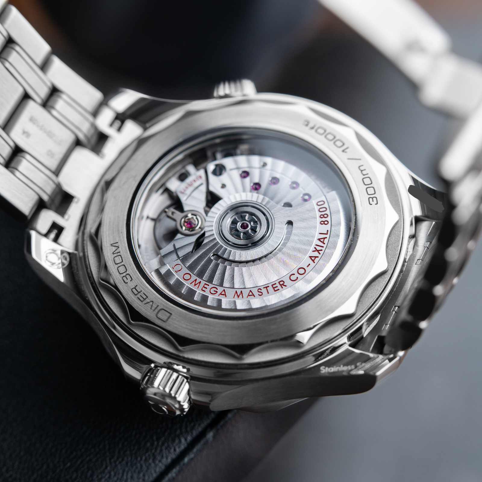ساعة Omega new metal Watch –  & Transparent Case Back سيلفر ميناء اسود ماكينة سحاب ظهر شفاف