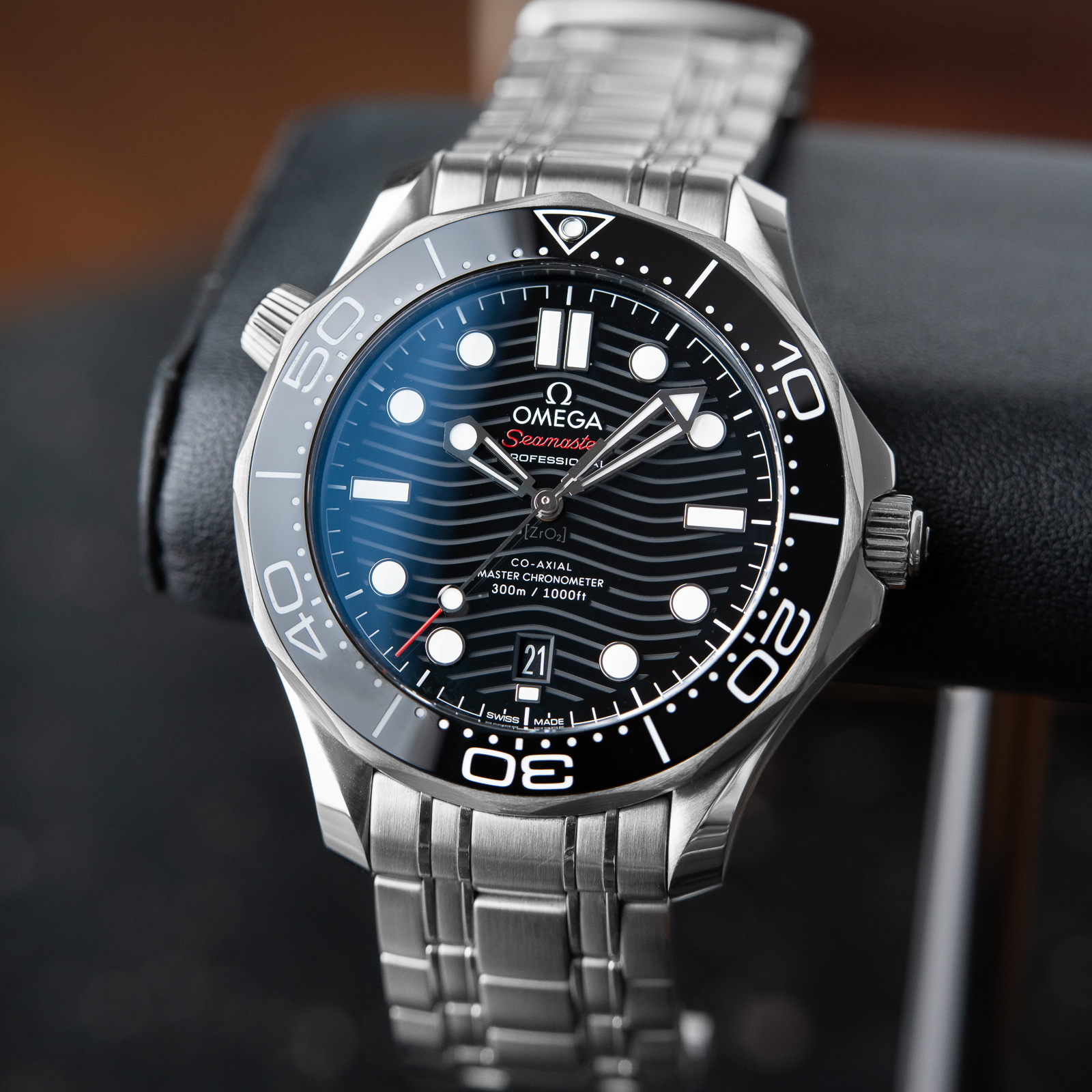 ساعة Omega new metal Watch –  & Transparent Case Back سيلفر ميناء اسود ماكينة سحاب ظهر شفاف