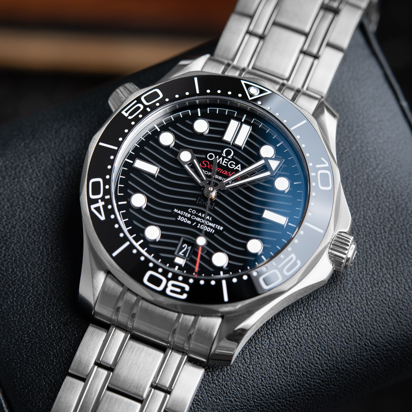 ساعة Omega new metal Watch –  & Transparent Case Back سيلفر ميناء اسود ماكينة سحاب ظهر شفاف