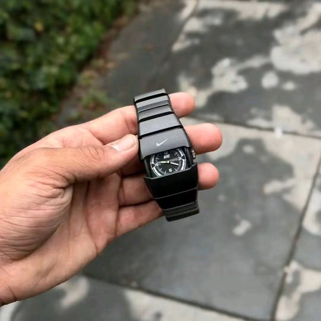 ساعة Nike Scotch Watch – Black & Silver لون سيلفر واسود