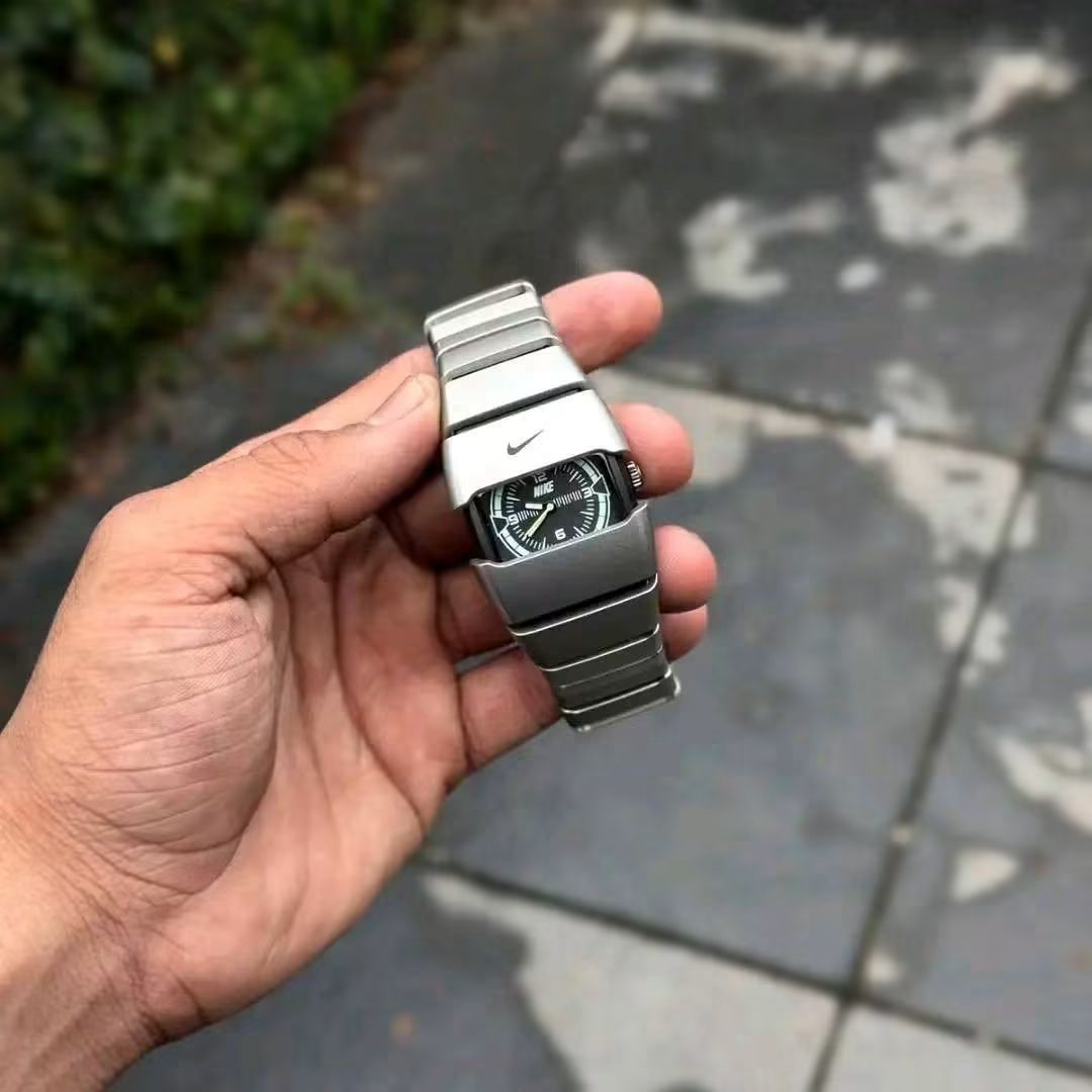 ساعة Nike Scotch Watch – Black & Silver لون سيلفر واسود