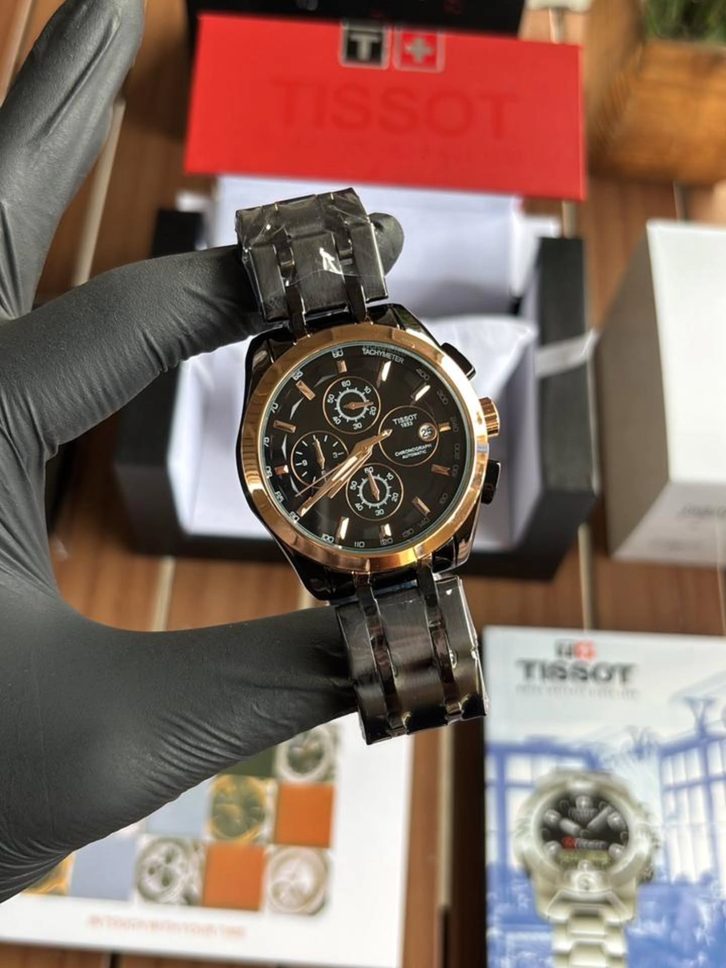 ساعة Tissot Chronograph Watch – Black Dial, Rose Gold Bezel & Black Metal Bracelet لون اسود اطار روز جولد عدادات تعمل 