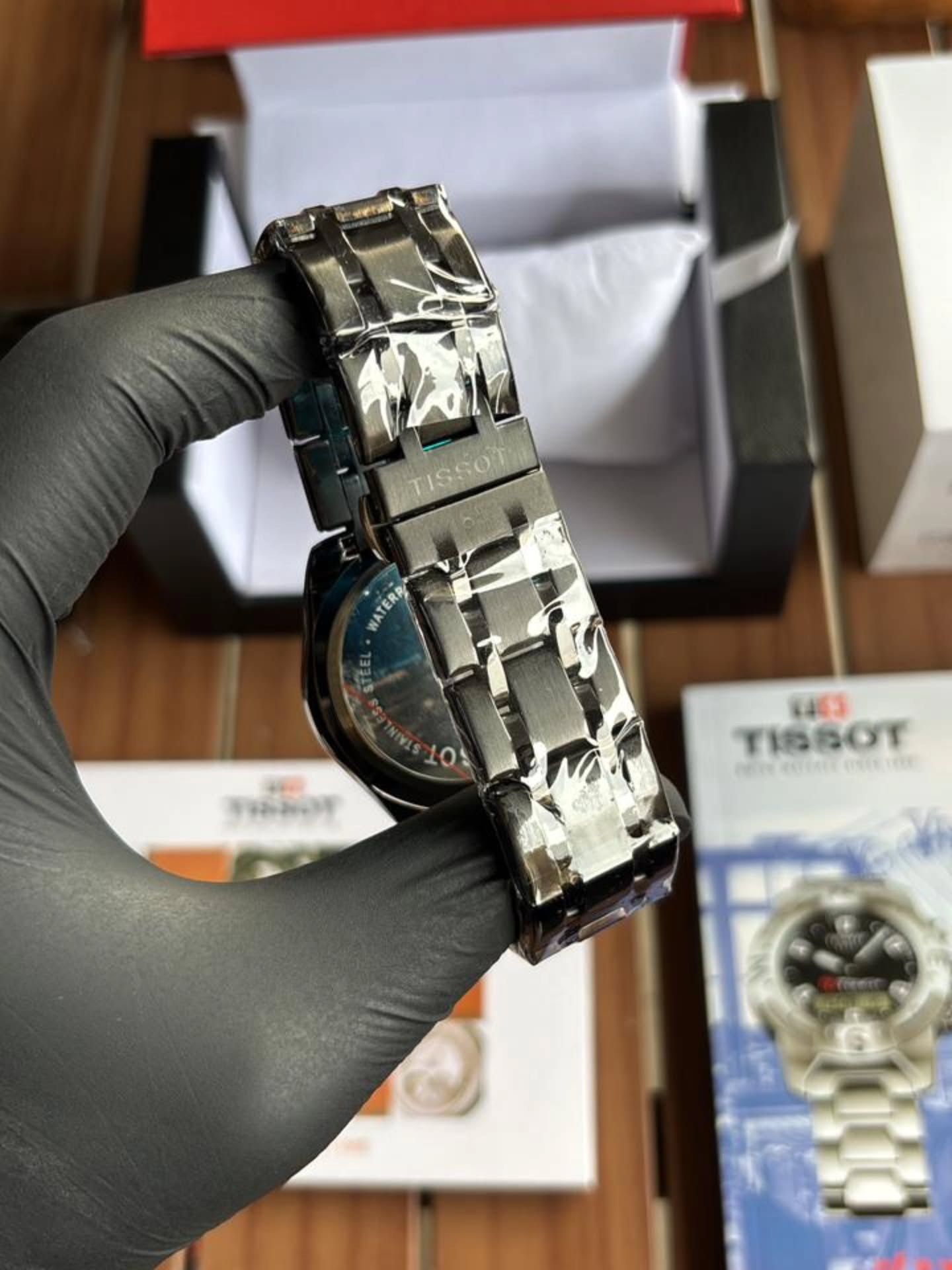 ساعة Tissot Chronograph Watch – Black Dial, Rose Gold Bezel & Black Metal Bracelet لون اسود اطار روز جولد عدادات تعمل 