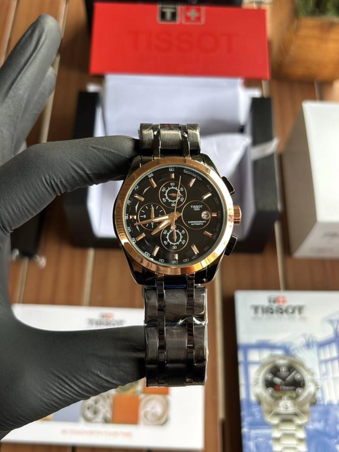 ساعة Tissot Chronograph Watch – Black Dial, Rose Gold Bezel & Black Metal Bracelet لون اسود اطار روز جولد عدادات تعمل 