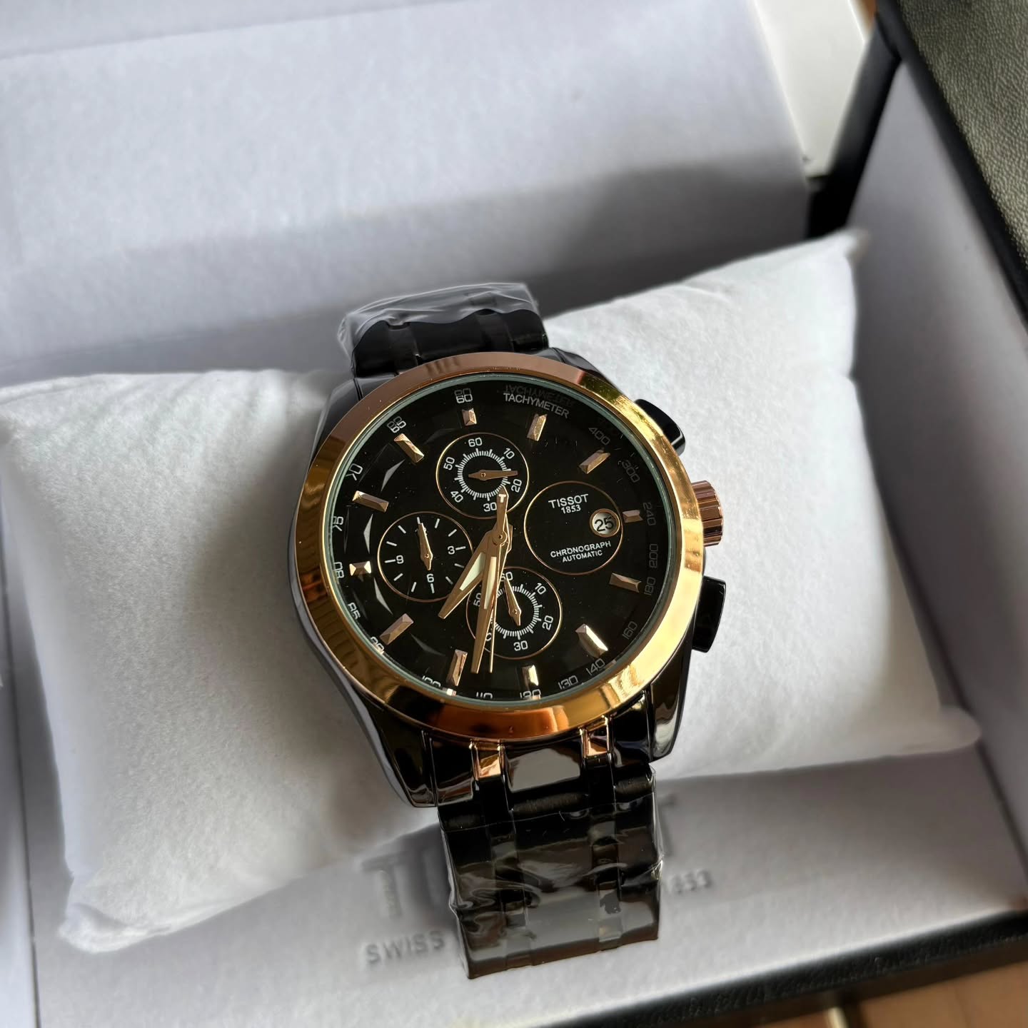 ساعة Tissot Chronograph Watch – Black Dial, Rose Gold Bezel & Black Metal Bracelet لون اسود اطار روز جولد عدادات تعمل 
