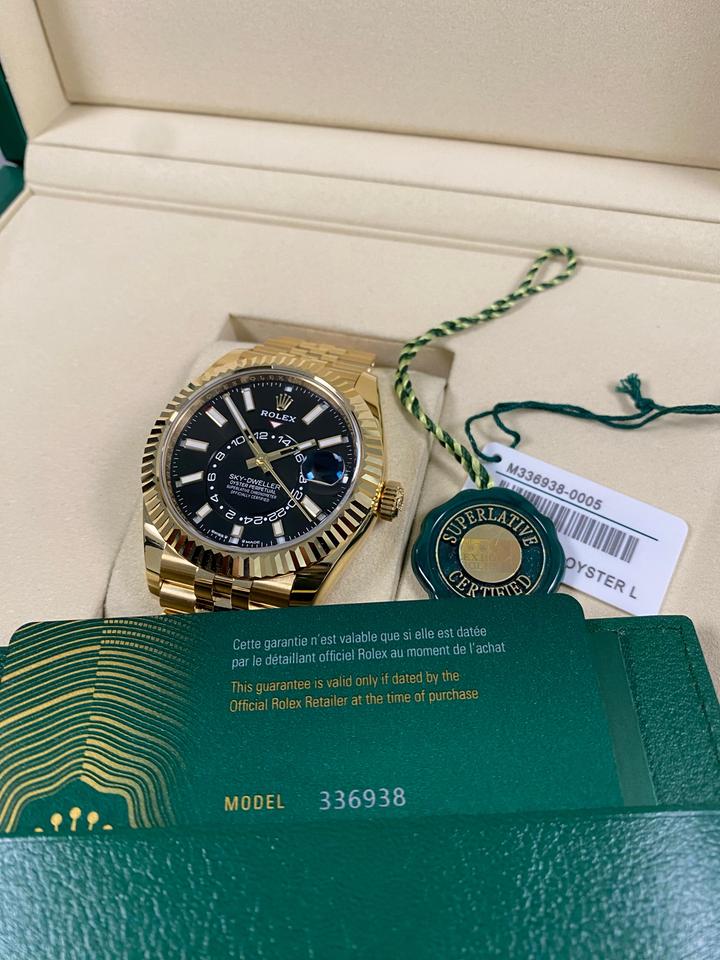 ساعة Rolex Sky-Dweller Gold Watch – White, Black & Gold Dial ميناء اسود وابيض ودهبي