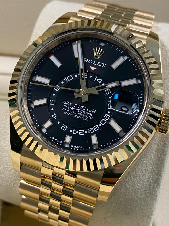ساعة Rolex Sky-Dweller Gold Watch – White, Black & Gold Dial ميناء اسود وابيض ودهبي