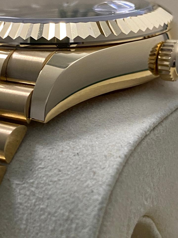 ساعة Rolex Sky-Dweller Gold Watch – White, Black & Gold Dial ميناء اسود وابيض ودهبي