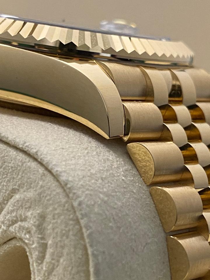 ساعة Rolex Sky-Dweller Gold Watch – White, Black & Gold Dial ميناء اسود وابيض ودهبي