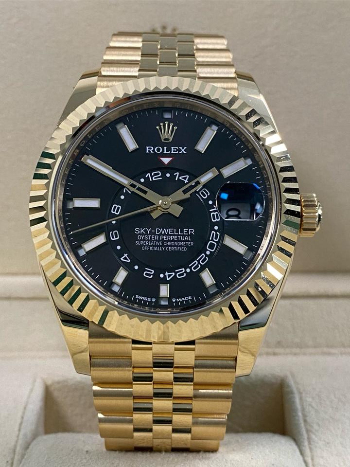 ساعة Rolex Sky-Dweller Gold Watch – White, Black & Gold Dial ميناء اسود وابيض ودهبي