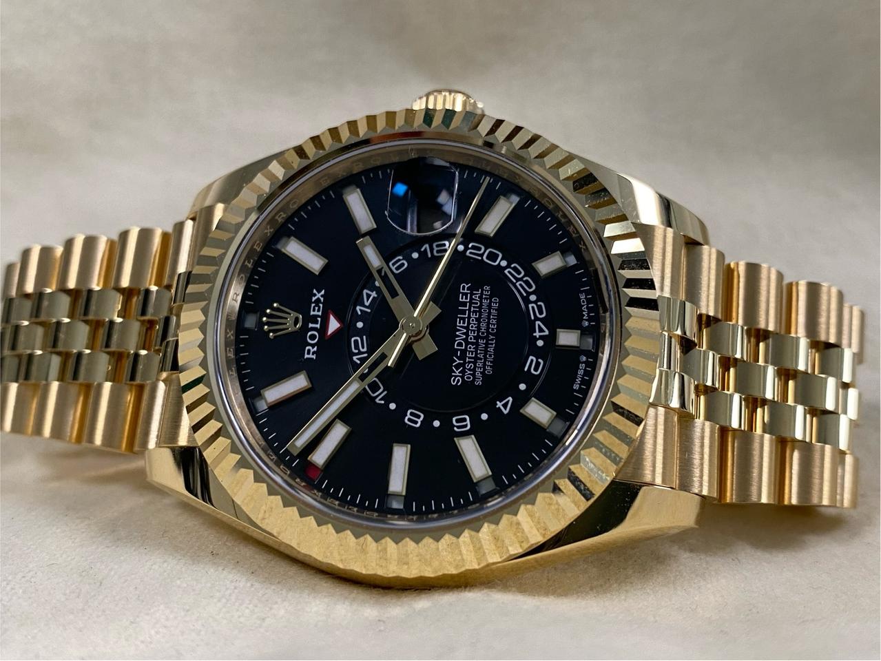 ساعة Rolex Sky-Dweller Gold Watch – White, Black & Gold Dial ميناء اسود وابيض ودهبي