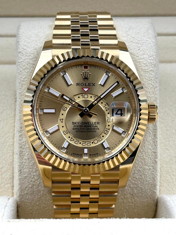 ساعة Rolex Sky-Dweller Gold Watch – White, Black & Gold Dial ميناء اسود وابيض ودهبي