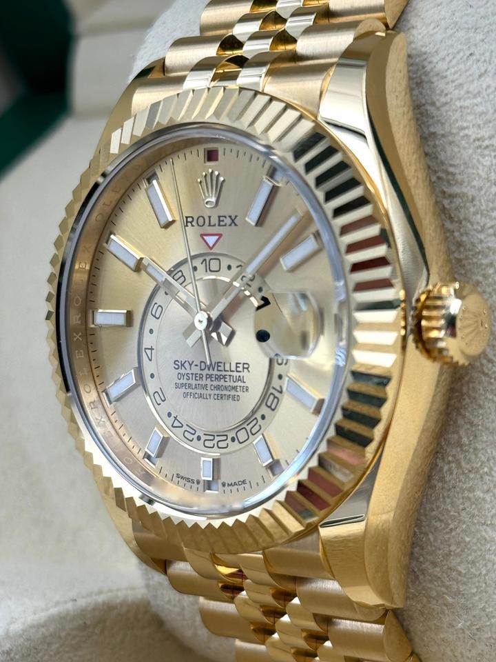 ساعة Rolex Sky-Dweller Gold Watch – White, Black & Gold Dial ميناء اسود وابيض ودهبي