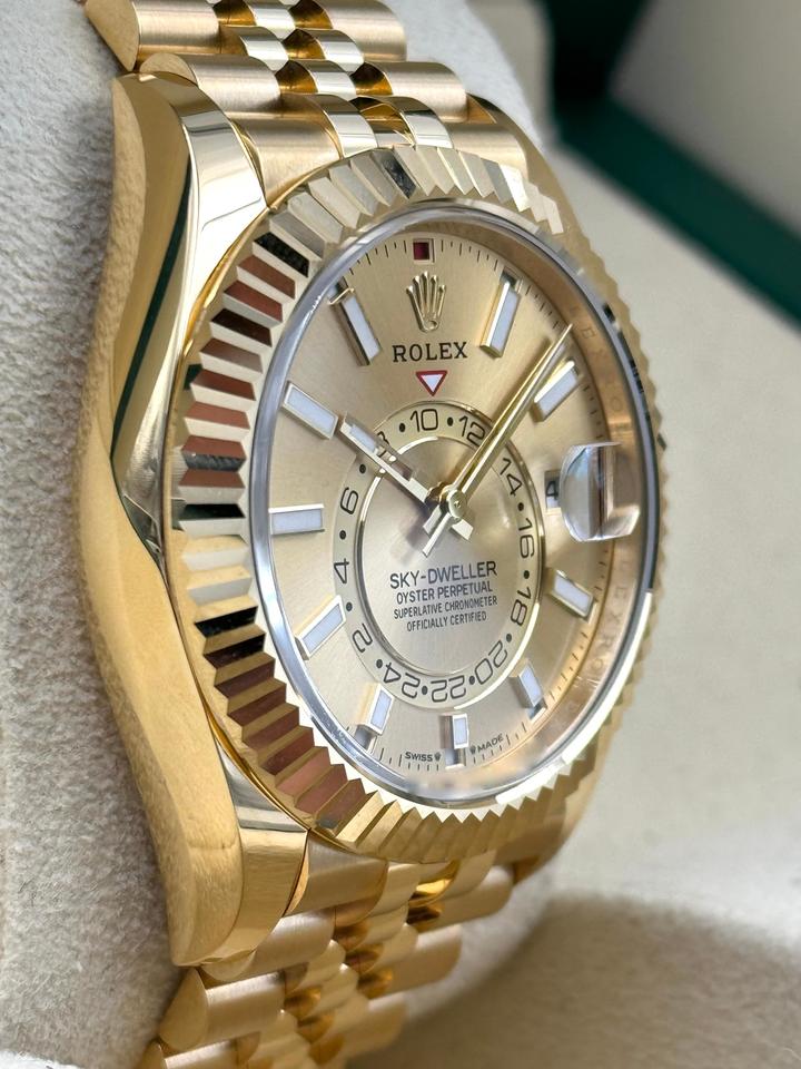 ساعة Rolex Sky-Dweller Gold Watch – White, Black & Gold Dial ميناء اسود وابيض ودهبي
