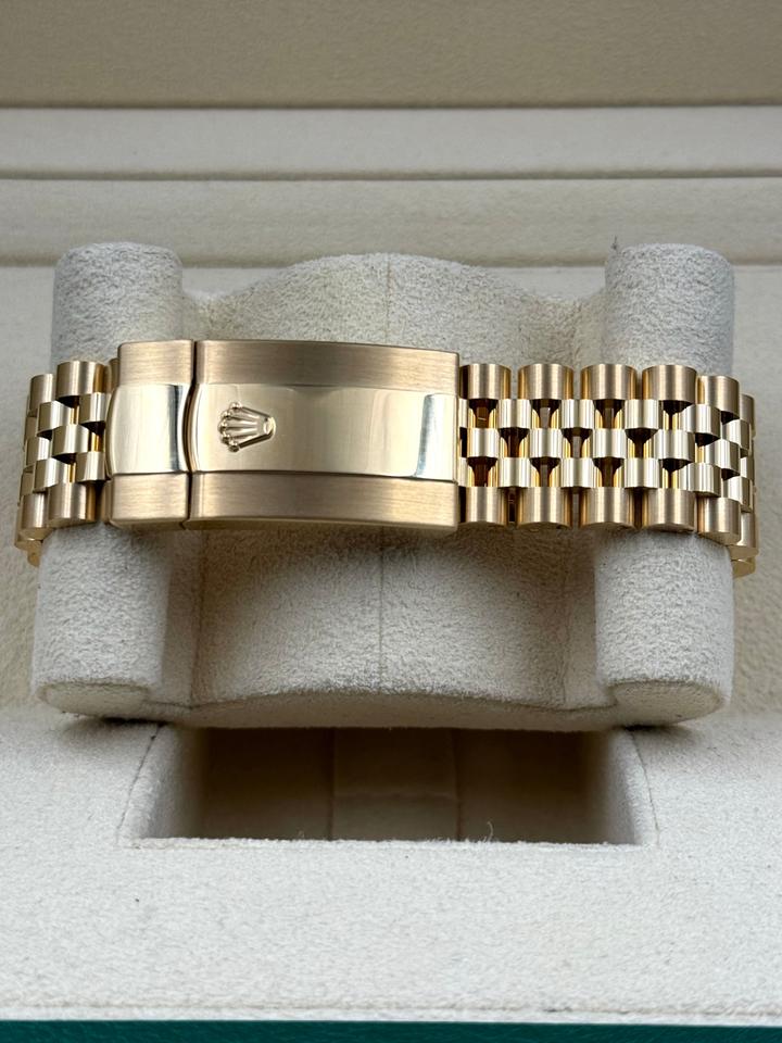 ساعة Rolex Sky-Dweller Gold Watch – White, Black & Gold Dial ميناء اسود وابيض ودهبي