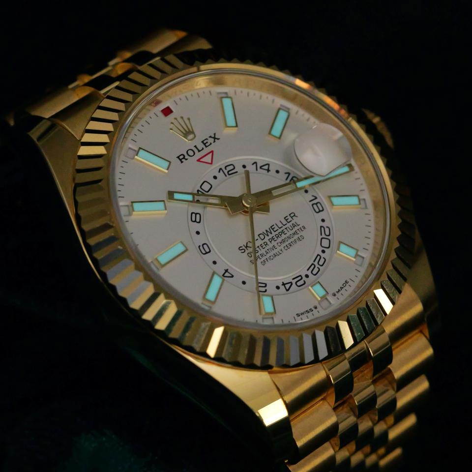 ساعة Rolex Sky-Dweller Gold Watch – White, Black & Gold Dial ميناء اسود وابيض ودهبي