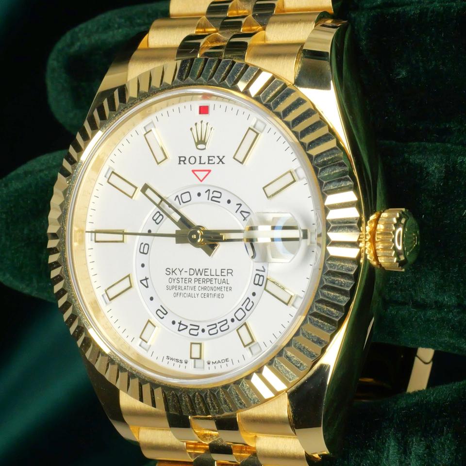 ساعة Rolex Sky-Dweller Gold Watch – White, Black & Gold Dial ميناء اسود وابيض ودهبي