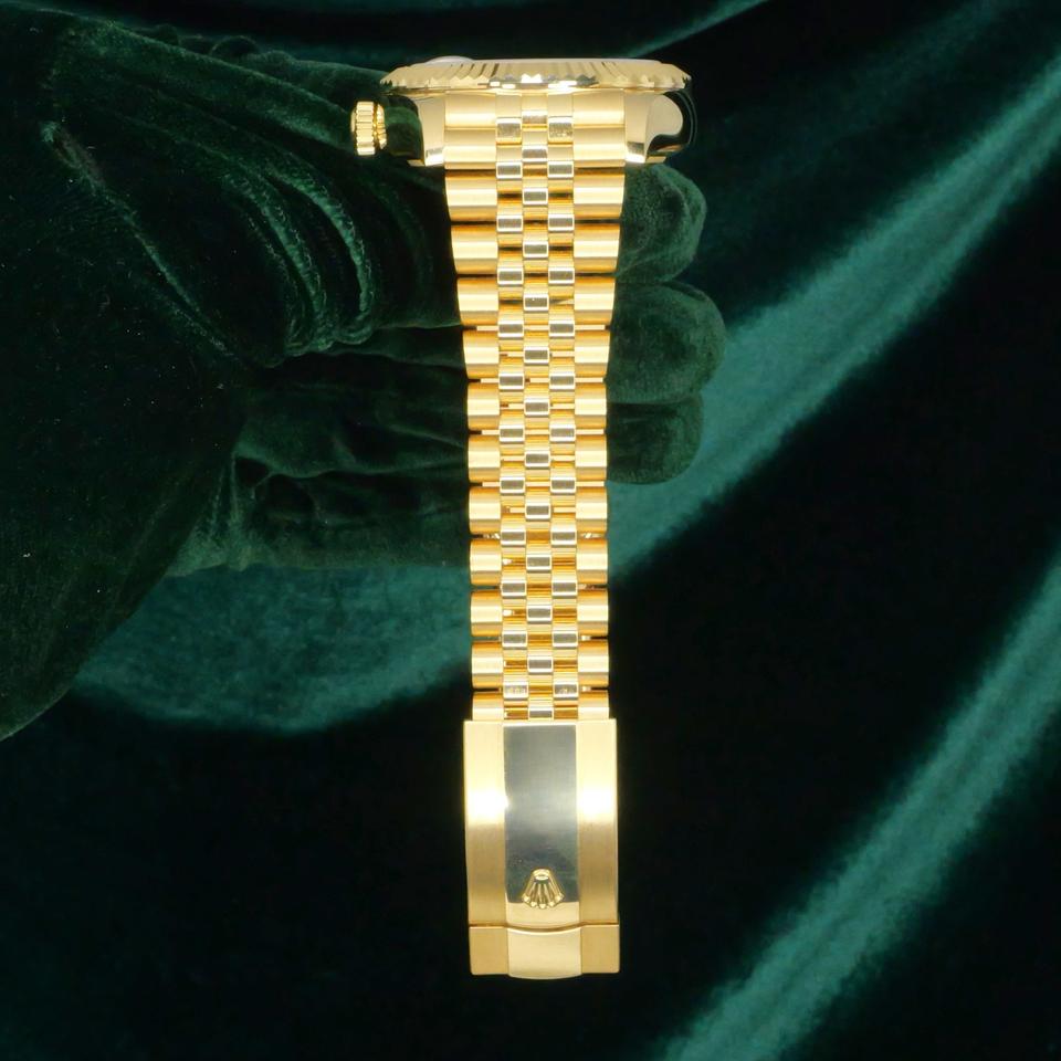 ساعة Rolex Sky-Dweller Gold Watch – White, Black & Gold Dial ميناء اسود وابيض ودهبي