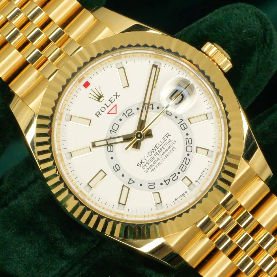 ساعة Rolex Sky-Dweller Gold Watch – White, Black & Gold Dial ميناء اسود وابيض ودهبي