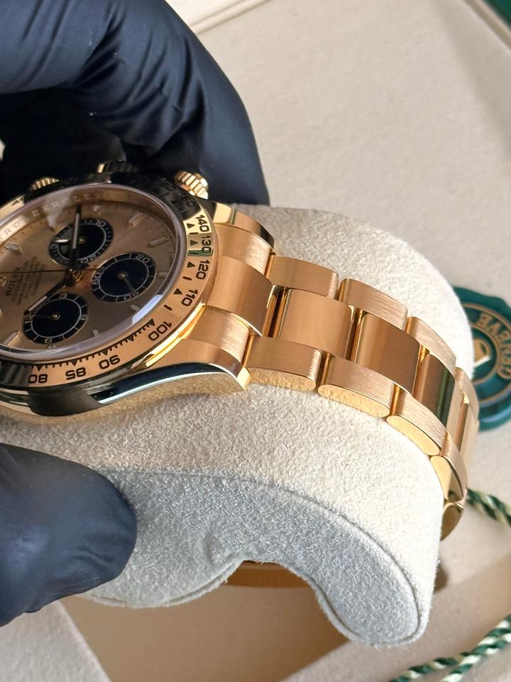 ساعة Rolex Daytona Metal All Gold Chronograph Watch – with Black Subdials