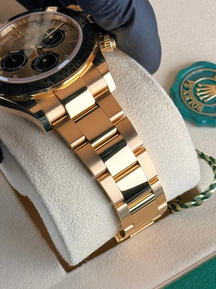 ساعة Rolex Daytona Metal All Gold Chronograph Watch – with Black Subdials