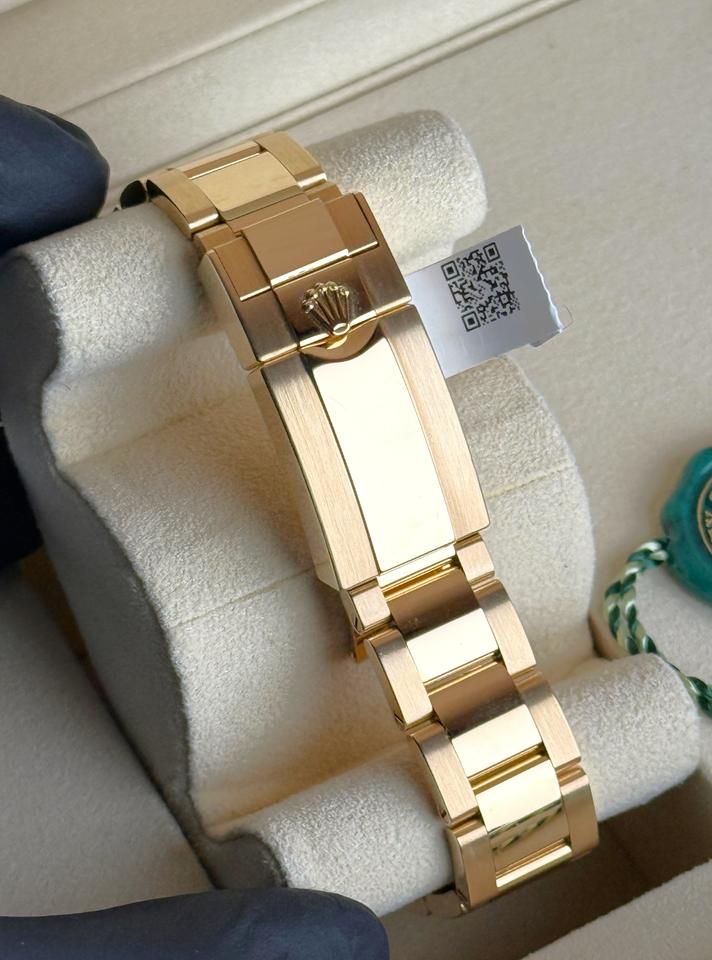 ساعة Rolex Daytona Metal All Gold Chronograph Watch – with Black Subdials
